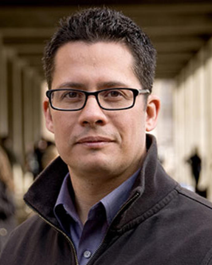 Roberto Gonzales headshot